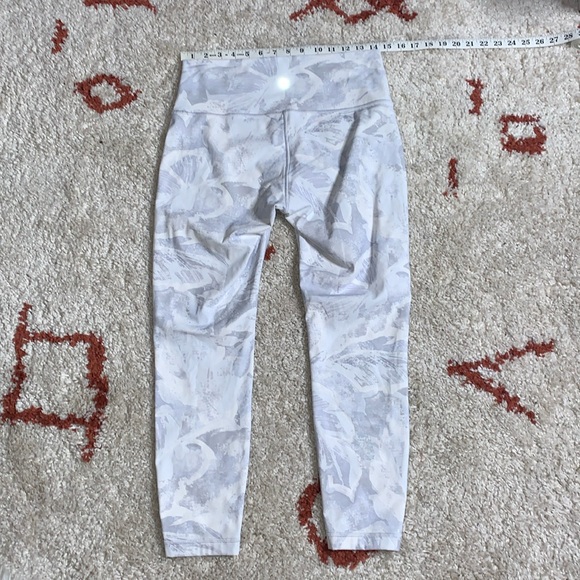 Like New - Lululemon- White Floral- Size 10 Wunder Unders - Picture 2 of 13